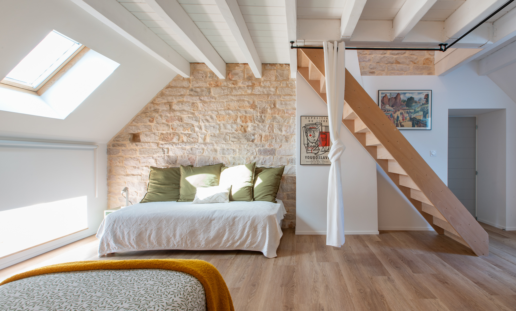 Chambre cosy de la retraite de yoga en Bourgogne : lit confortable, linge doux, lumière tamisée