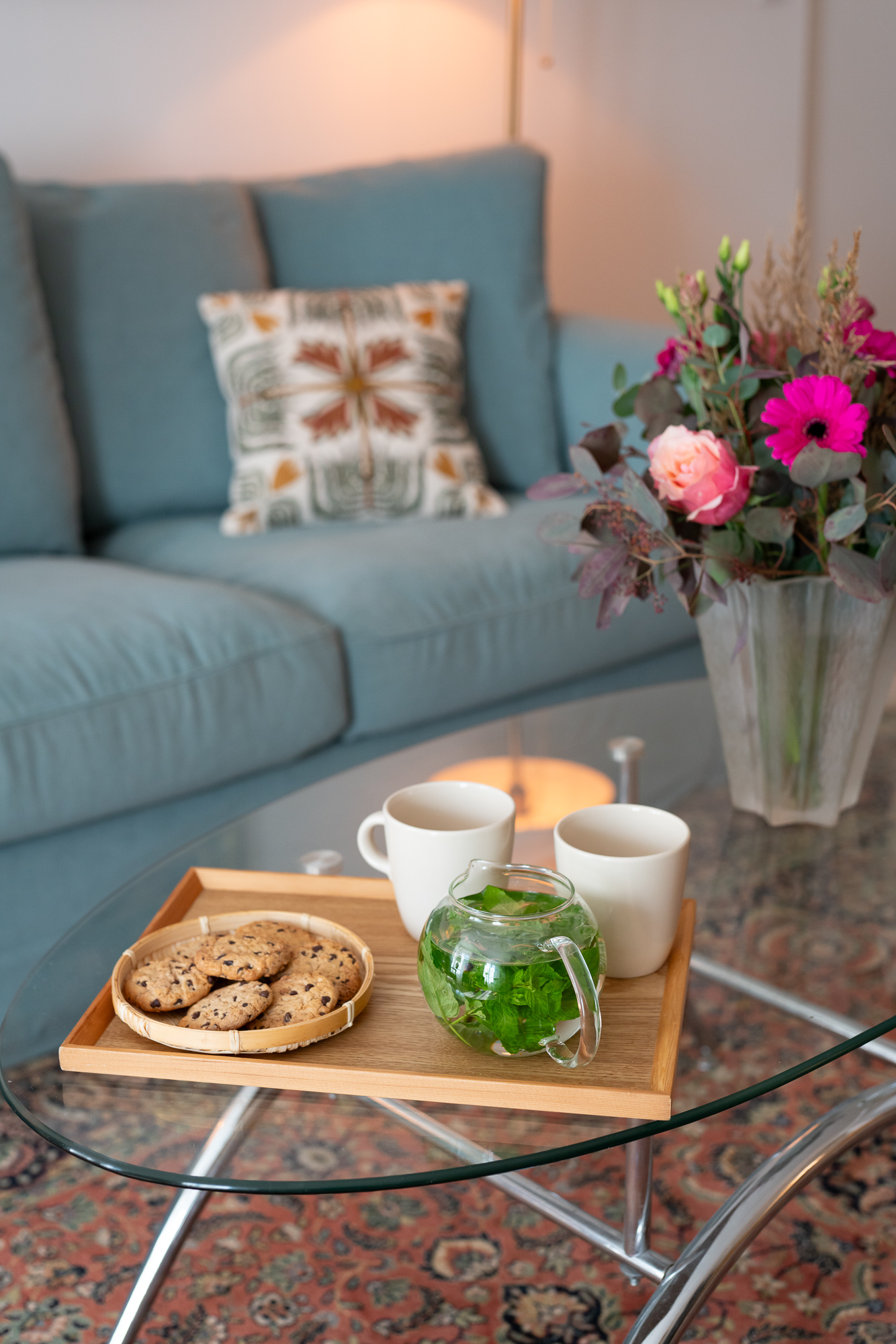 Table de goûter lors de la retraite de yoga en Bourgogne : boissons chaudes, gâteaux maison, fruits — ambiance chaleureuse