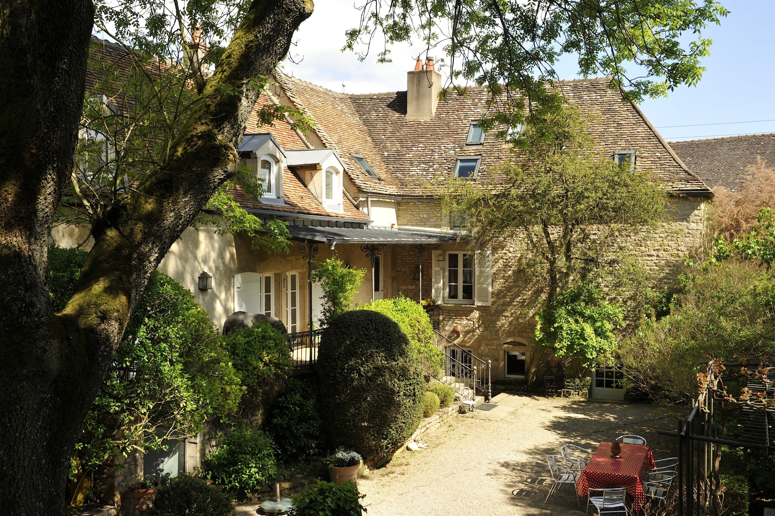 Maison bourguignonne en pierre vue de l’extérieur, jardin calme et nature environnante, lieu de retraite de yoga