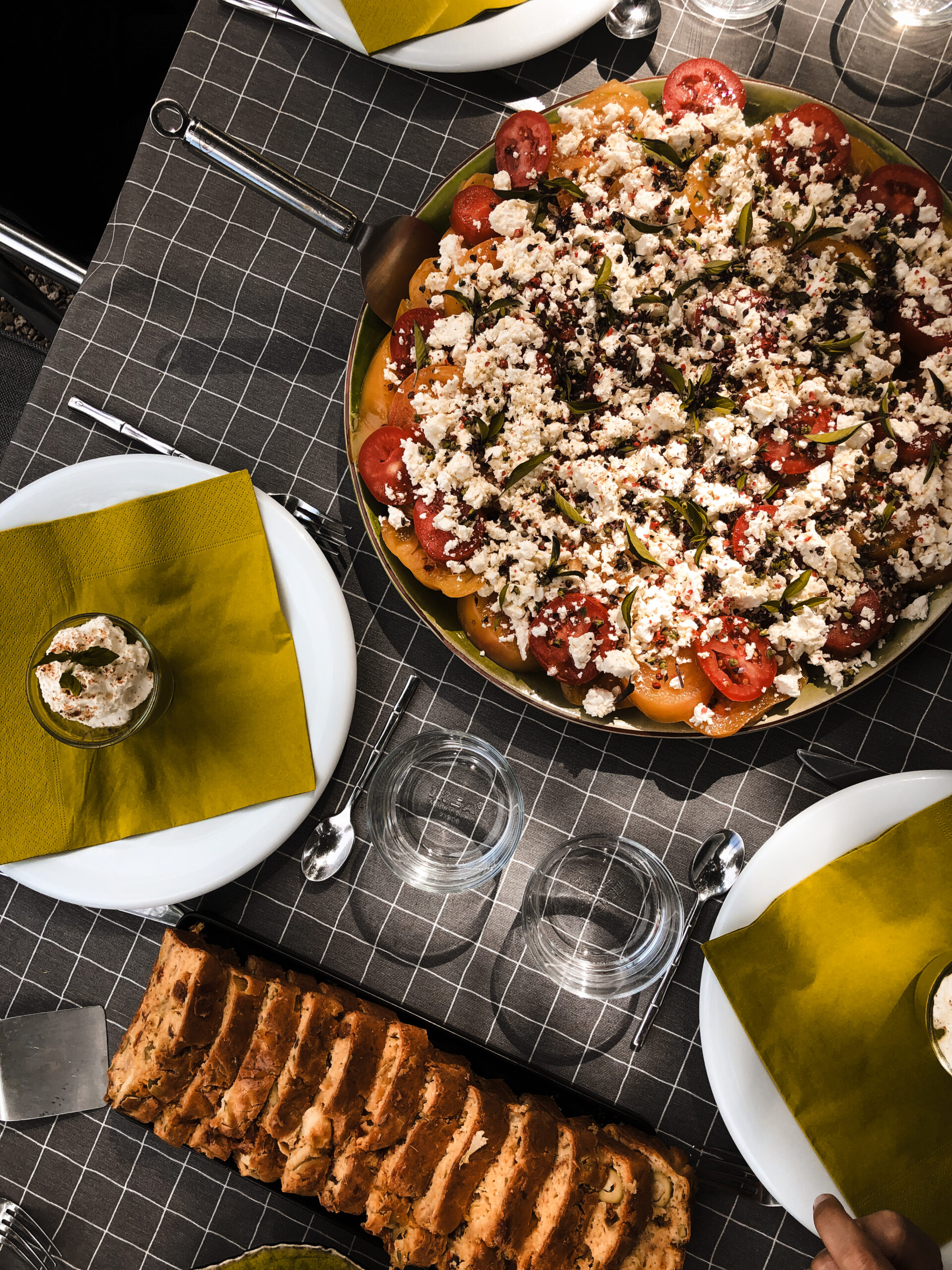 Table conviviale lors de la retraite de yoga en Bourgogne, repas végétarien de saison, ambiance chaleureuse