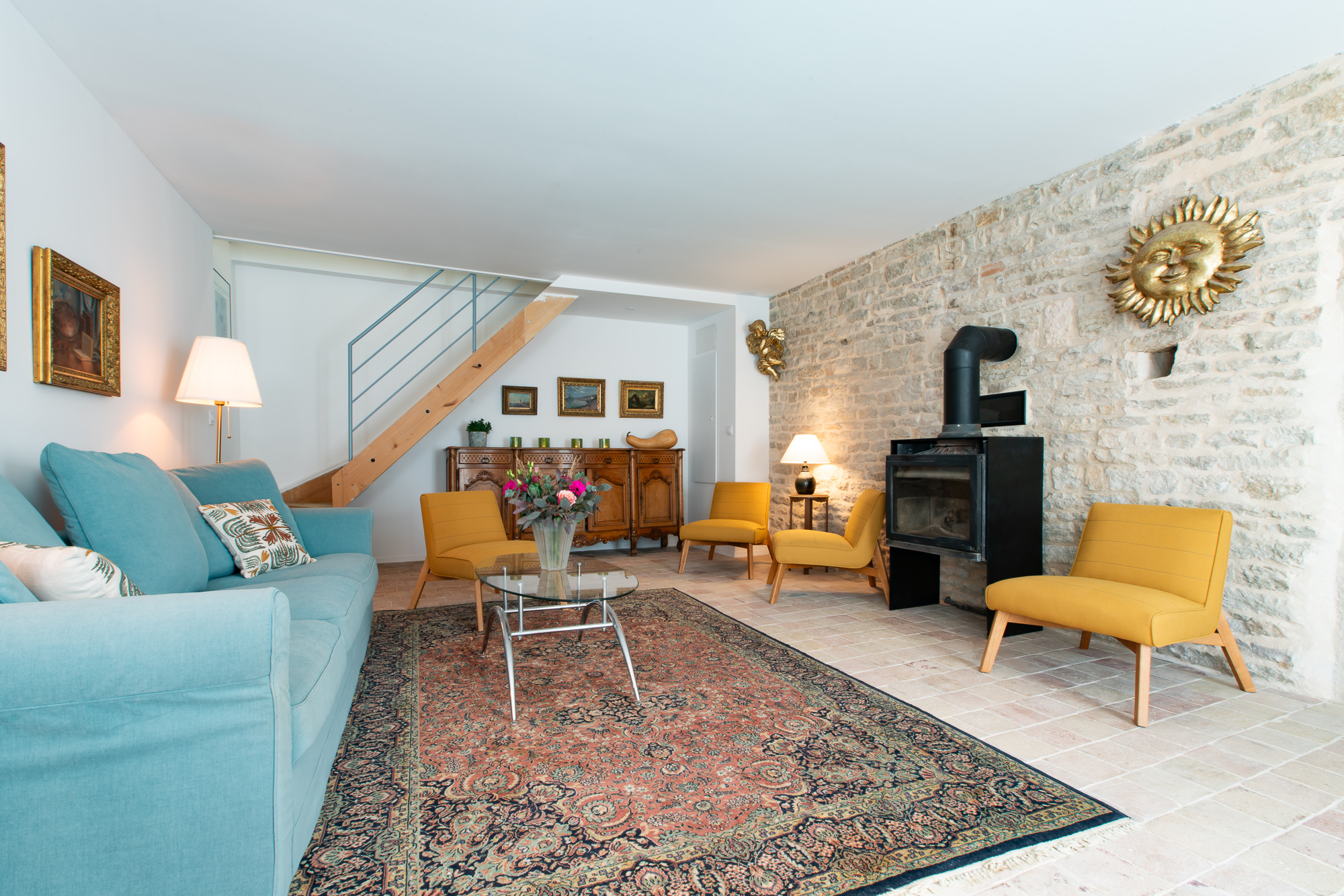 Salon chaleureux avec cheminée allumée lors de la retraite de yoga en Bourgogne, ambiance cocooning hivernale