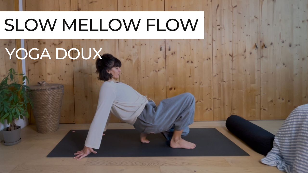 Séance de yoga douce, mouvements lents et fluides, ambiance calme et apaisante
