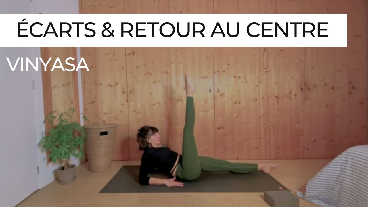 Posture de yoga illustrant une ouverture des jambes ou des hanches, représentant un vinyasa fluide entre écarts et recentrage