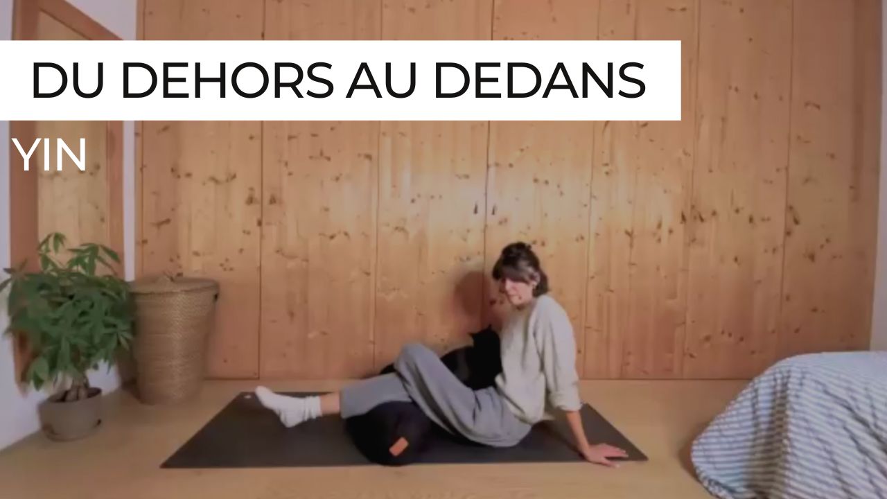 Posture de yin yoga au sol, invitant à passer de la surface des sensations à l’intériorité