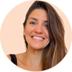 Marie souriante, prof de yoga, illustrant la page de liens.