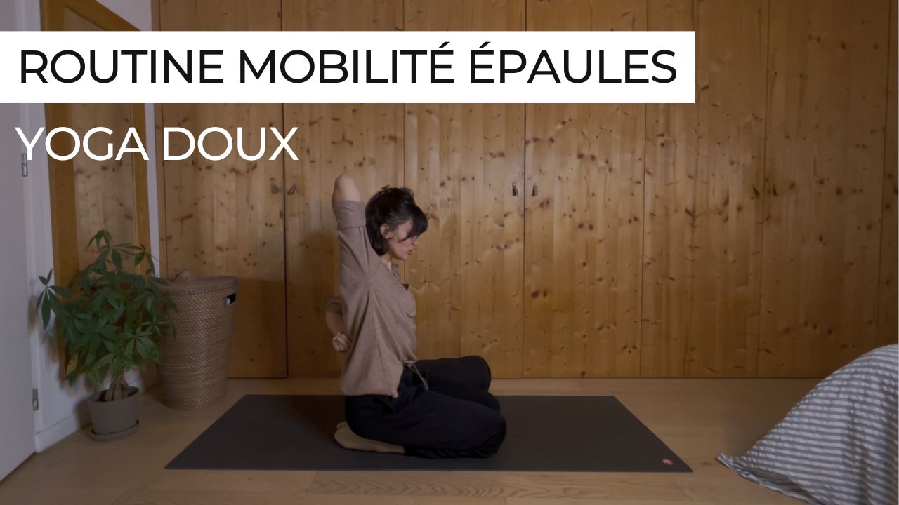 Routine de yoga douce pour améliorer la mobilité des épaules : mouvements lents, respiration calme