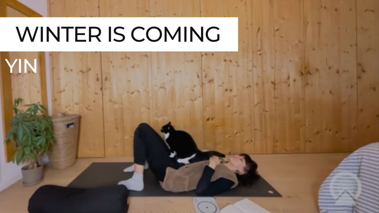 Séance de yin yoga lente et cocooning pour l’hiver, postures au sol tenues et respiration calme