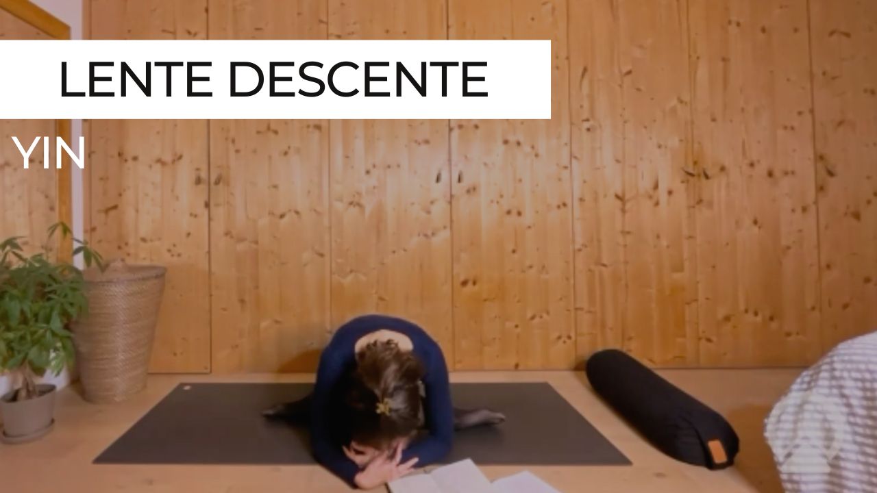 Posture de yin yoga au sol, lente et soutenue, pour relâcher progressivement le corps