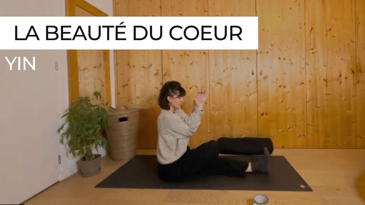 Posture de yin yoga au sol centrée sur l’ouverture du cœur et de la poitrine, respiration calme
