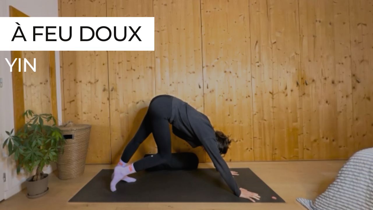 Séance de yin yoga cocooning pour activer une chaleur intérieure douce : postures au sol tenues, respiration lente, accessoires