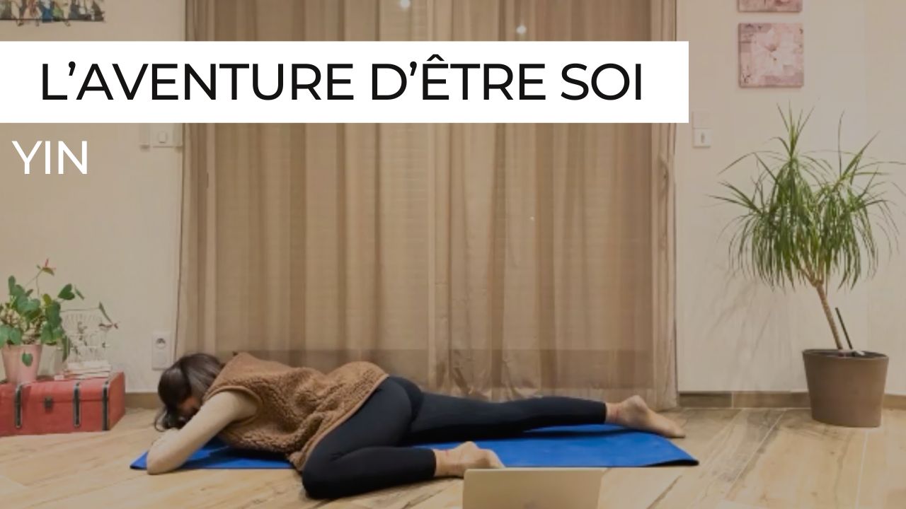 Séance de yin yoga introspective, postures au sol tenues et respiration lente