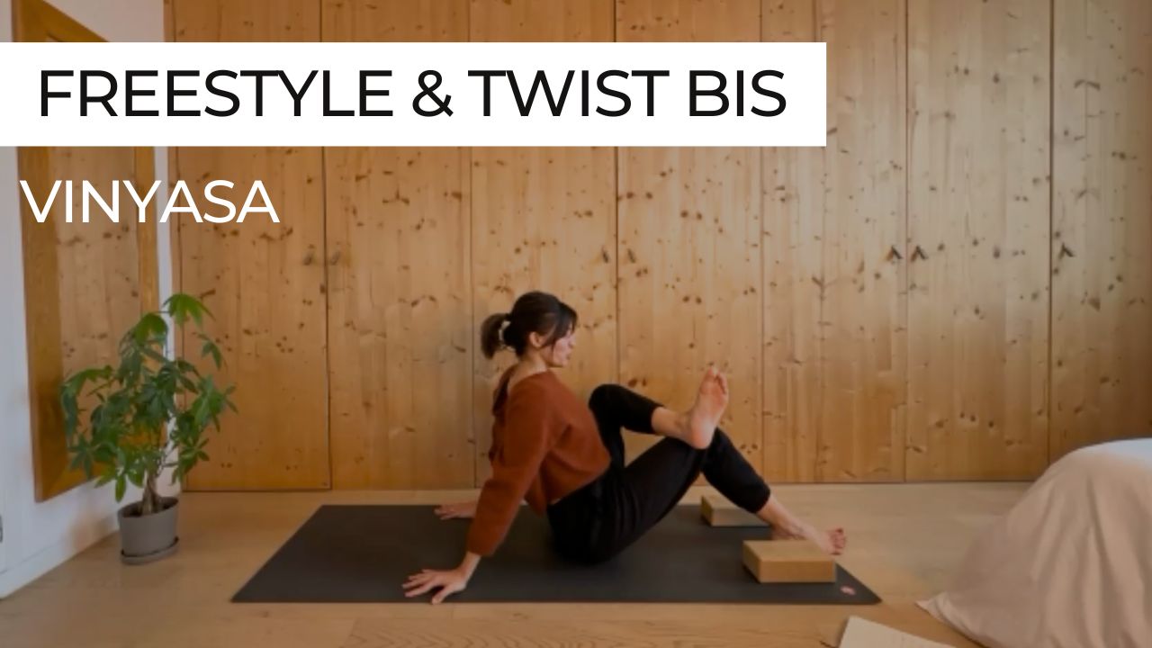 Marie en posture de yoga, vignette de la séance "Vinyasa Freestyle & Twist"