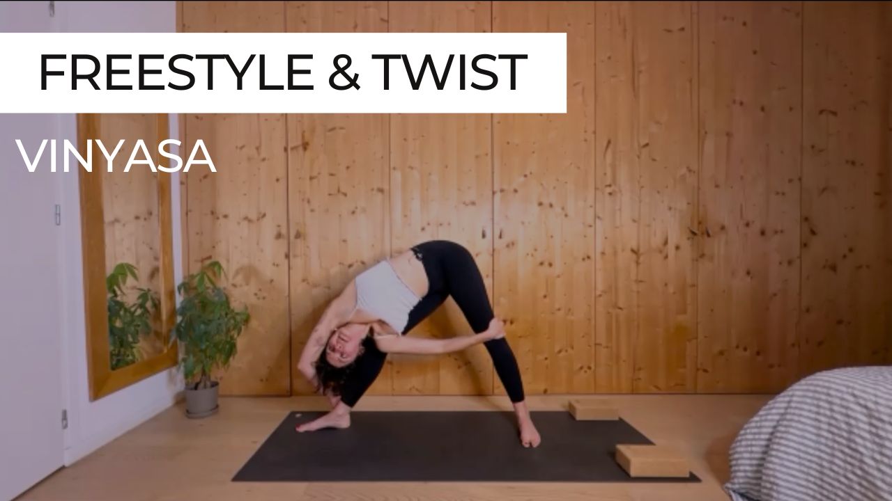Marie en posture de yoga, vignette de la séance "Vinyasa Freestyle & Twist"