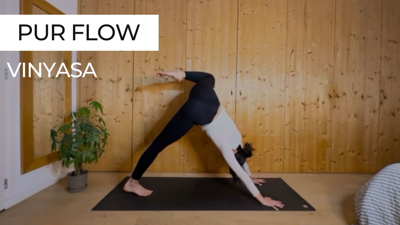 Marie en pleine séance de yoga vinyasa, vignette du cours "Vinyasa Pur Flow"