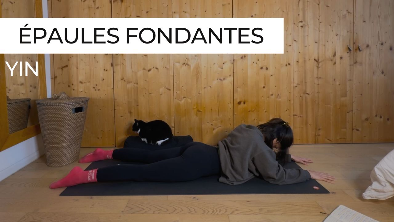 Séance de yin yoga douce pour relâcher les épaules et le haut du dos, postures au sol soutenues