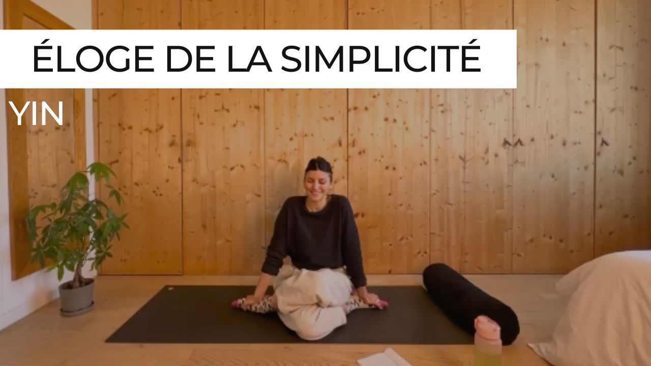 Marie en posture de yin yoga, vignette de la séance "Éloge de la simplicité"