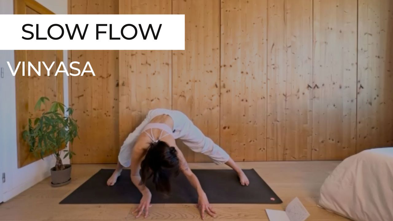 Marie en posture de yoga, vignette de la séance "Vinyasa Slow Flow"