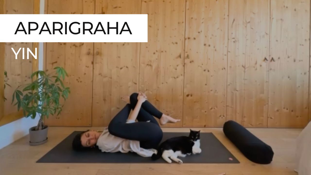 Marie en posture de yin yoga, vignette de la séance "Yin Yoga Aparigraha"