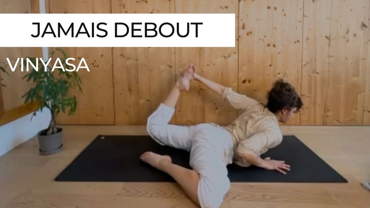 Marie en posture de yoga au sol, vignette de la séance "Vinyasa Jamais Debout"