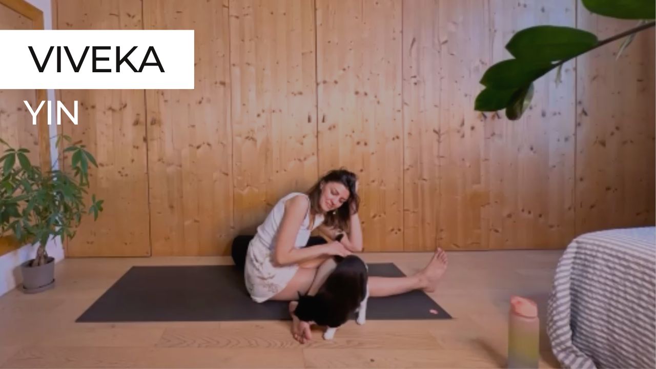 Marie en posture de yin yoga, vignette de la séance "Yin Viveka"