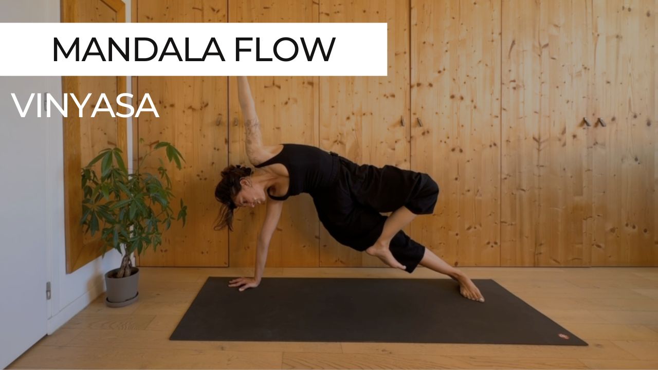 Marie en posture de yoga, vignette de la séance courte "Vinyasa Mandala Flow"