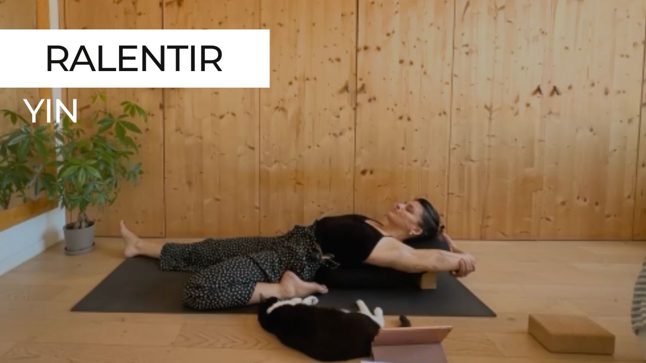 Marie en posture de yin yoga, vignette de la séance "Yin Ralentir"