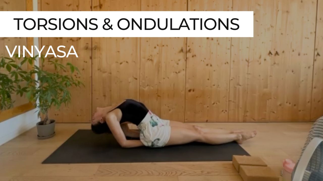 Marie en posture de yoga, vignette de la séance "Vinyasa Torsions et Ondulations"