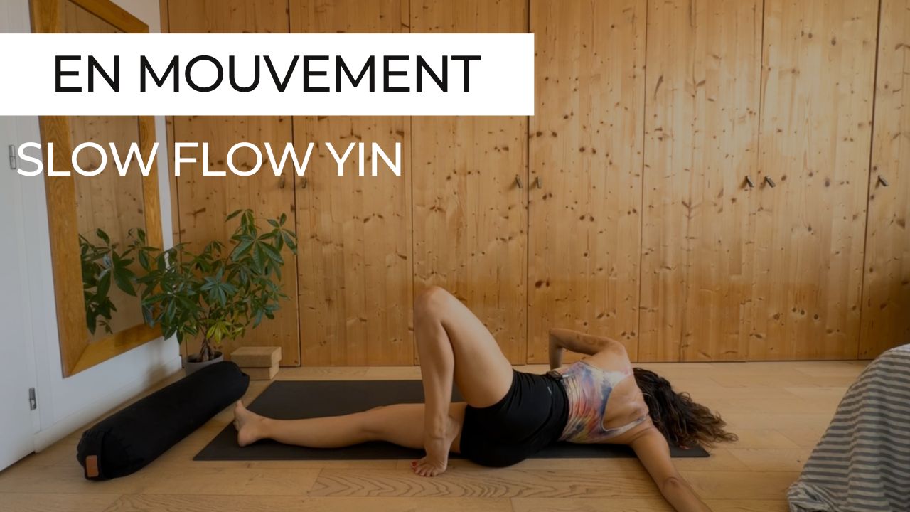Marie en posture de yoga, vignette de la séance courte "Slow Flow Yin en Mouvement"