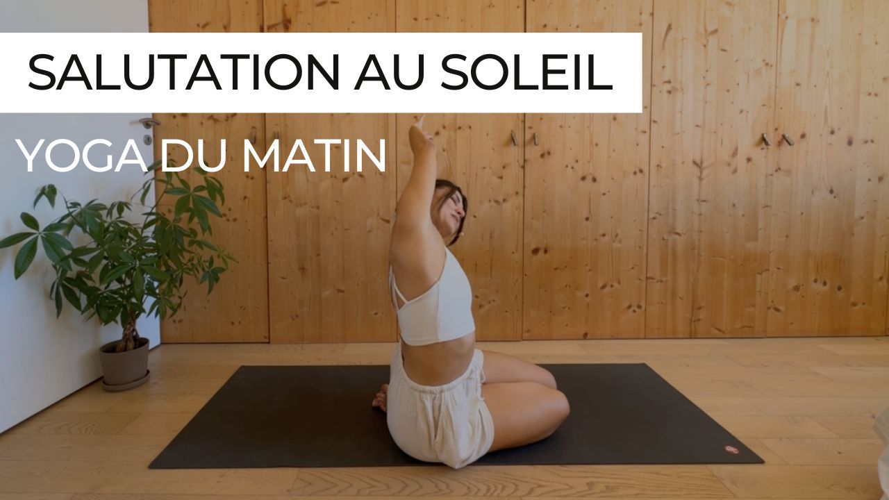 Marie en posture de yoga, vignette de la séance courte "Yoga du matin – Salutation au Soleil"