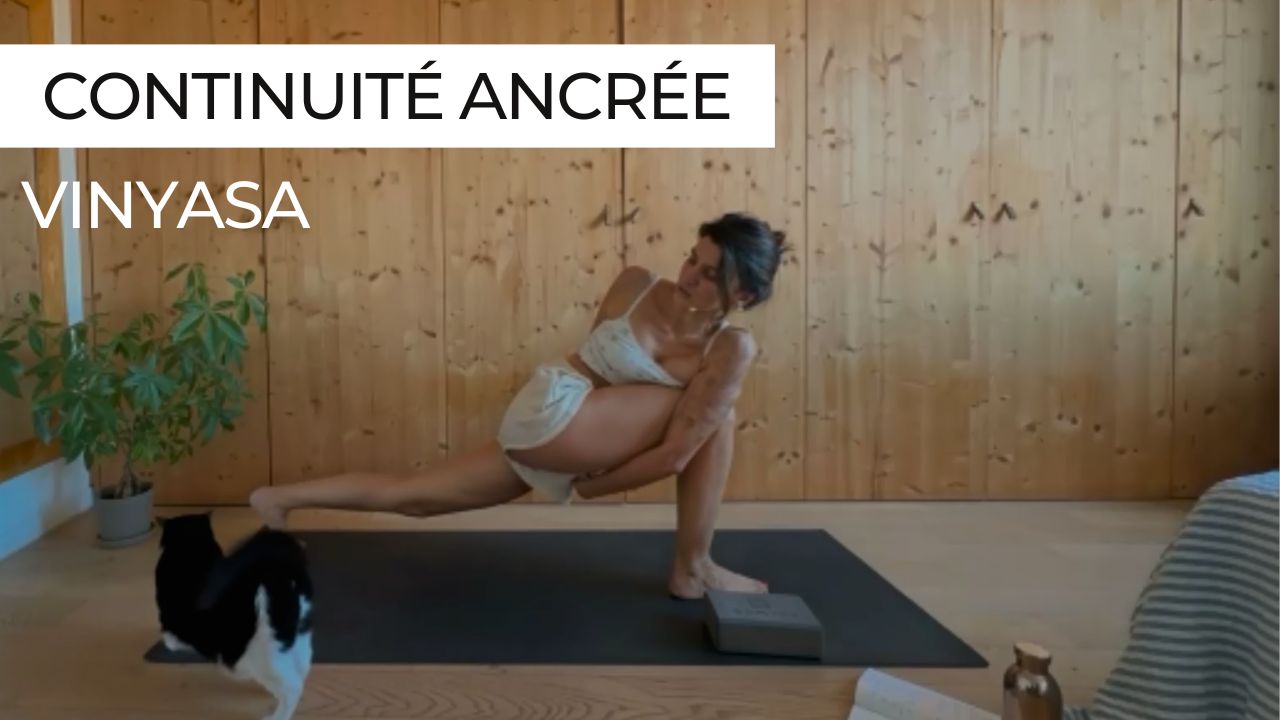 Marie en posture de yoga, vignette de la séance "Vinyasa Continuité Ancrée"