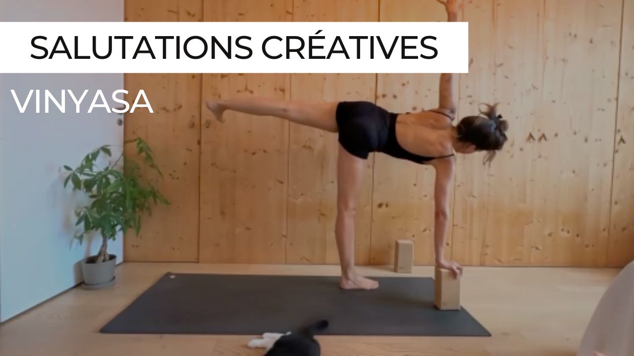 Marie en posture de yoga, vignette de la séance "Vinyasa Salutations Créatives"