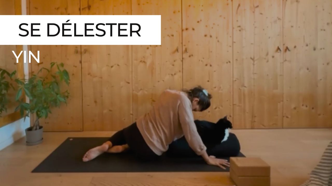 Marie en posture de yin yoga, vignette de la séance “Yin Se Délester” du programme Automne