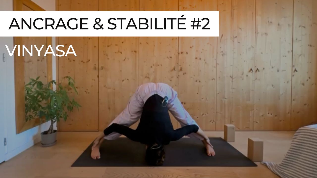 Marie en posture de yoga, vignette de la séance "Vinyasa Ancrage et Stabilité"
