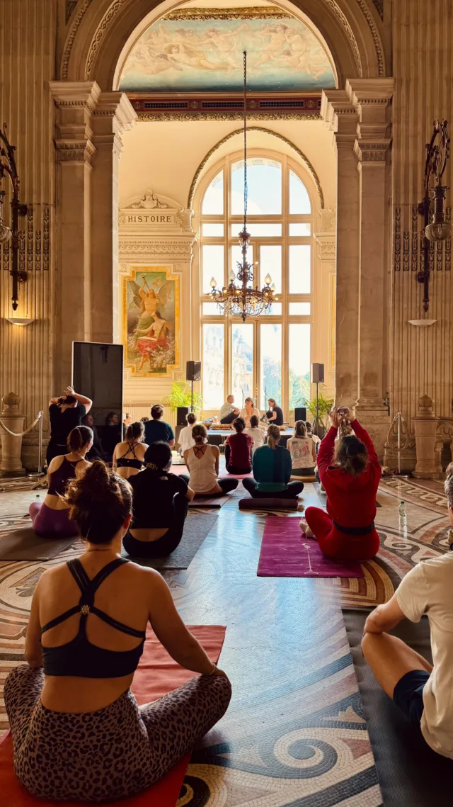 On veut bien faire. Trop bien faire. On veut satisfaire tout le monde, alors on lisse tout. On ajoute un peu de tout. Et on perd en clarté, en plaisir, en pertinence et en confiance. On s’épuise. Et on doute.  👉 Si tu es prof de yoga et que tu te reconnais : 
Je t’invite à la Podcast Week, 5 épisodes pour les profs de yoga (ou en devenir) qui veulent retrouver de la clarté et de la confiance.  RDV du 2 au 6 juin.  💬 Commente « prof » pour recevoir les épisodes + les contenus réservés aux inscrits.  #podcastyoga #formationyoga #profdeyoga #podcastweek